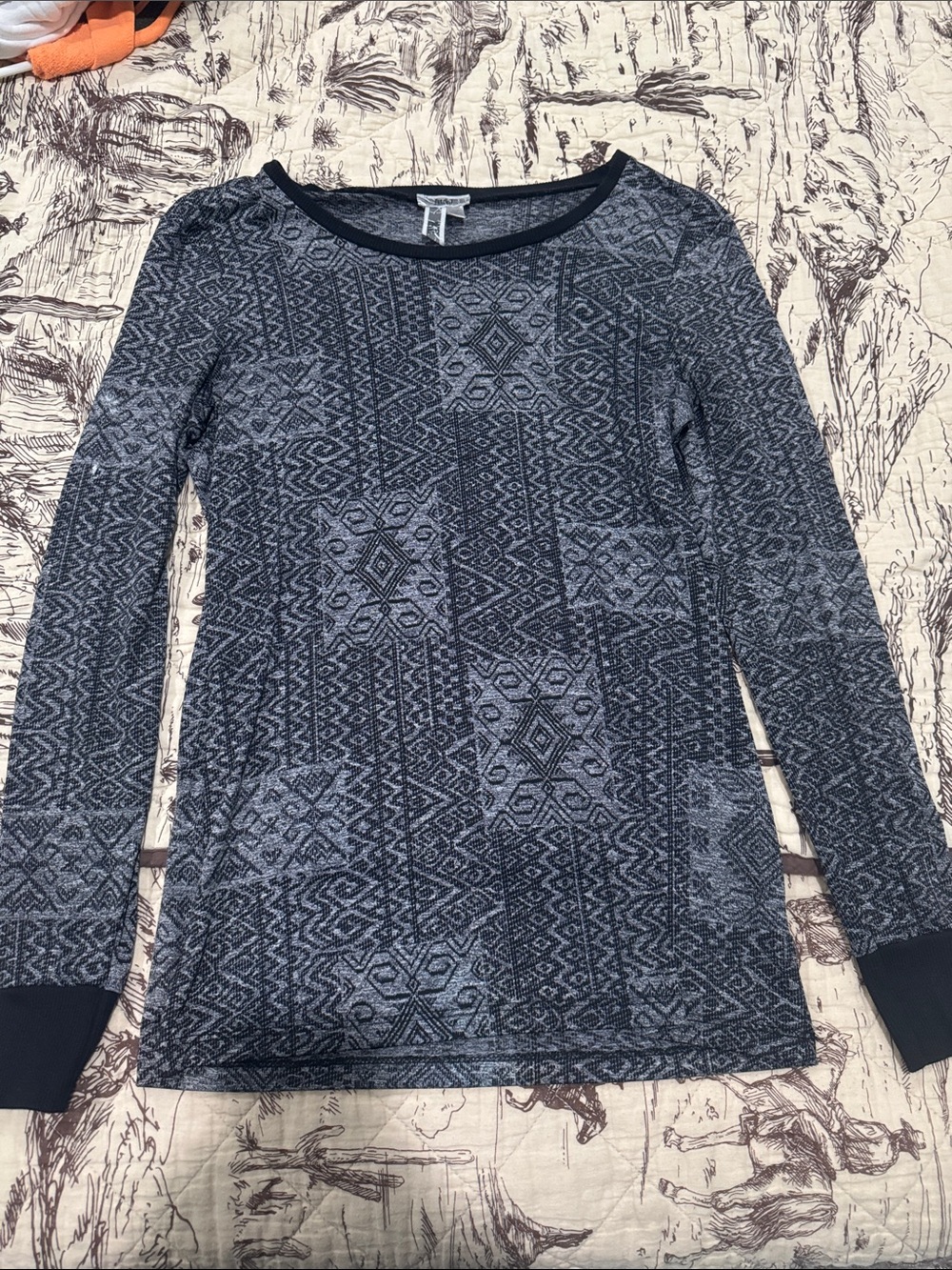 BKE Navy and Gray Geometric Long-Sleeve Top